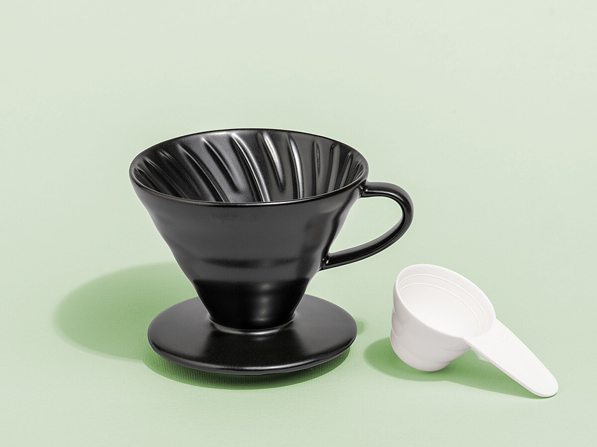 Керамічний пуровер Hario чорний V60-02